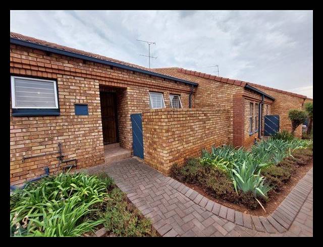 2 BEDROOM PROPERTY TO RENT IN DIE HOEWES